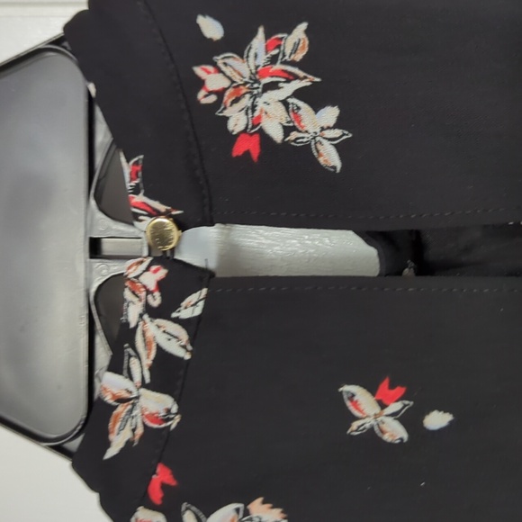 ❤️5/$25   Gorgeous Black Red and White Floral Flowy Dress - Picture 8 of 9